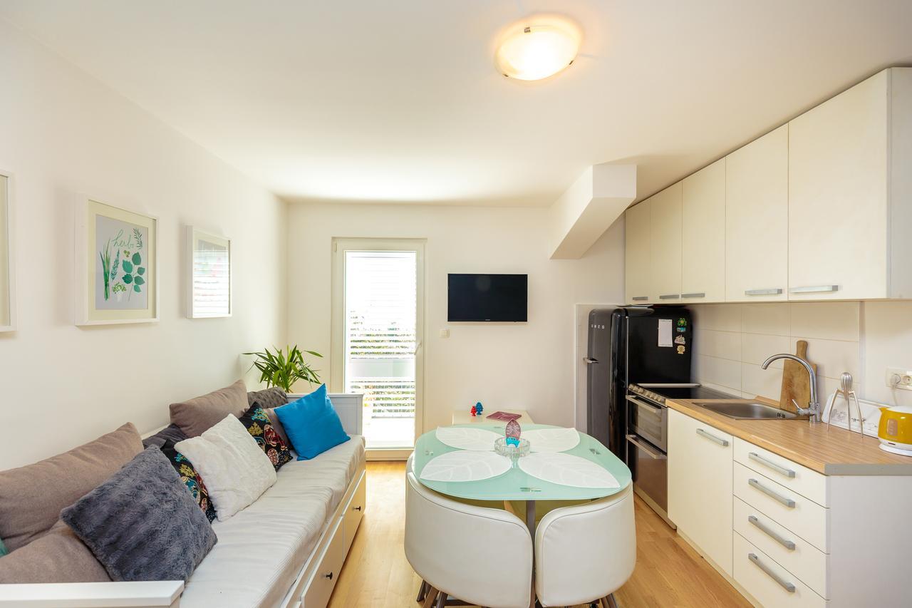 Two Bedroom Sunny *