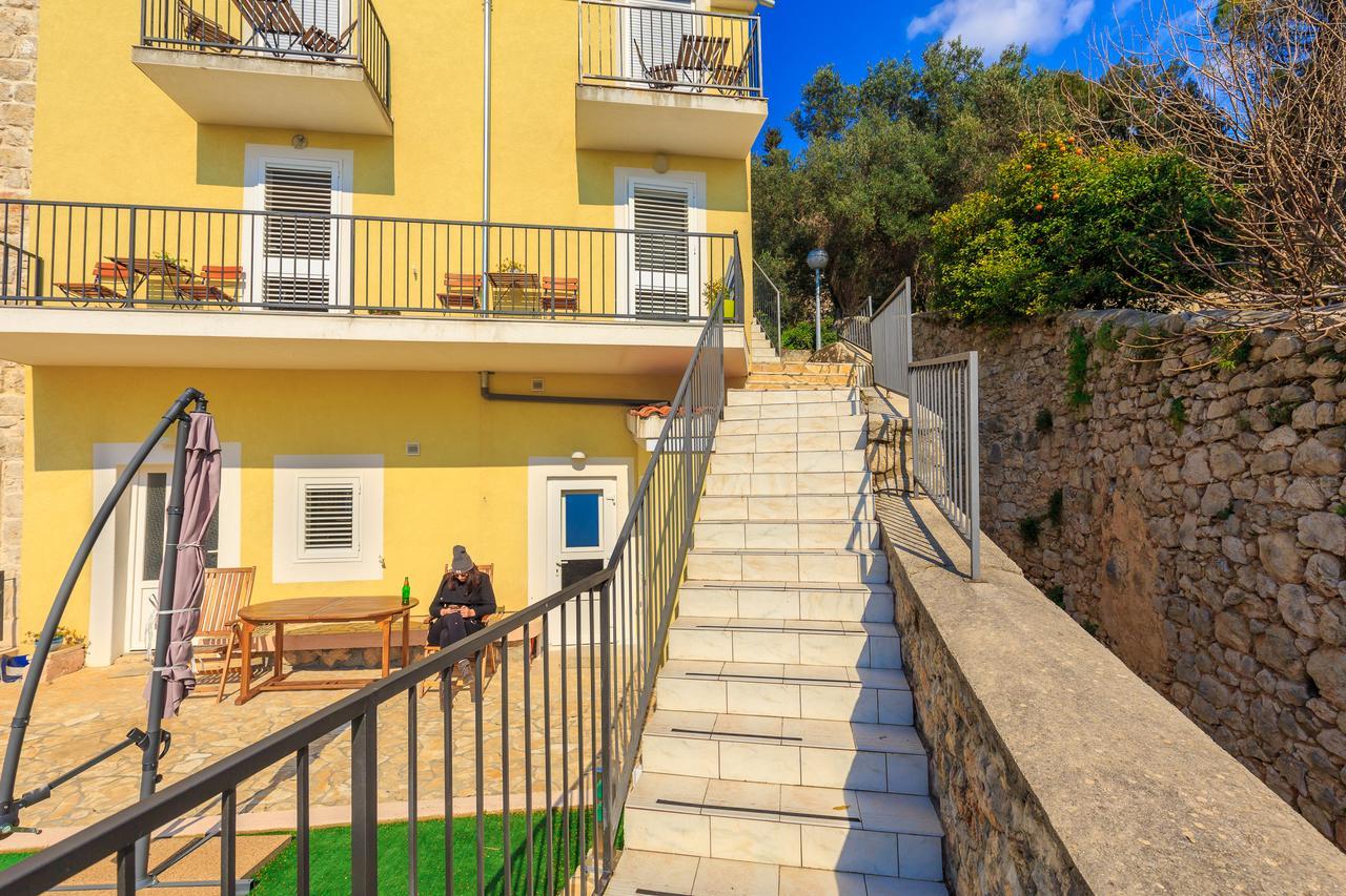 Two Bedroom Sunny Apartamento